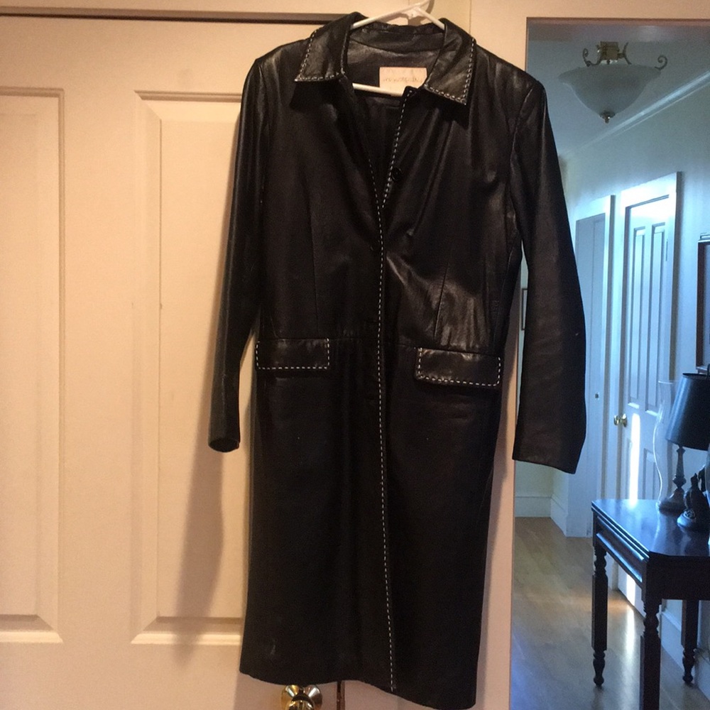 Blind black leather coat with white top stitching